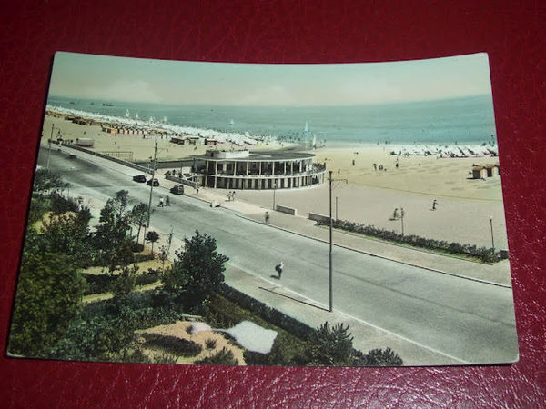 Cartolina Rimini - Viale e spiaggia 1954