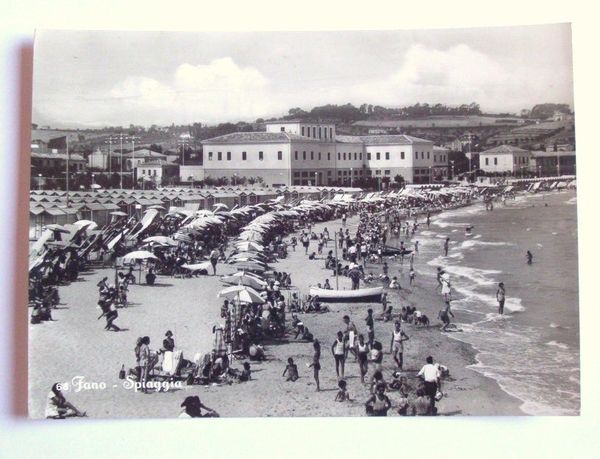 Cartolina Fano - Panorama della spiaggia 1958