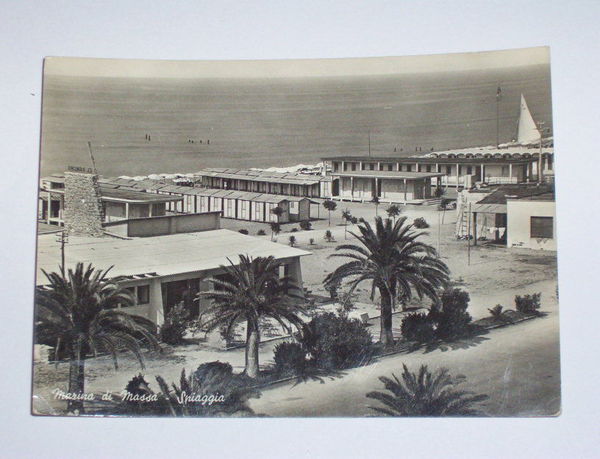 Cartolina Marina di Massa - Veduta della spiaggia 1952.