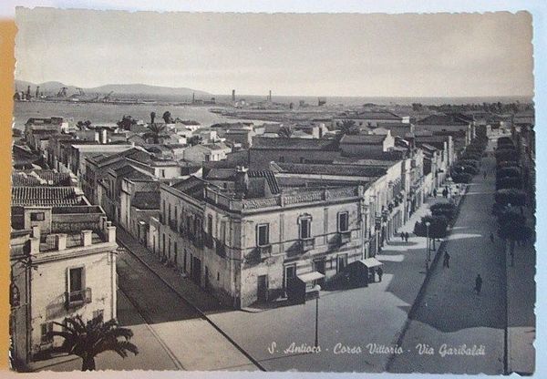 Cartolina S. Antioco Corso Vittorio Via Garibaldi 1956.