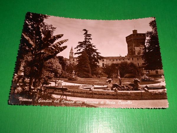 Cartolina Vicenza - Giardini del Comune con Torrione di Porta …