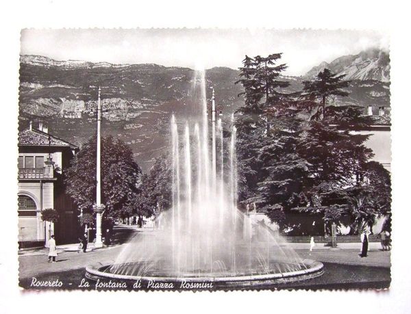 Cartolina Rovereto - La fontana di Piazza Rosmini 1957