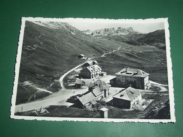 Cartolina Passo Pordoi - Alberghi verso le Tofane 1953