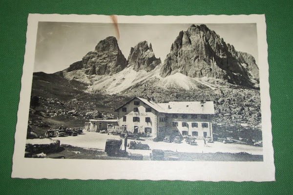 Cartolina Rifugio Passo Sella verso il Gruppo Sassolungo 1954