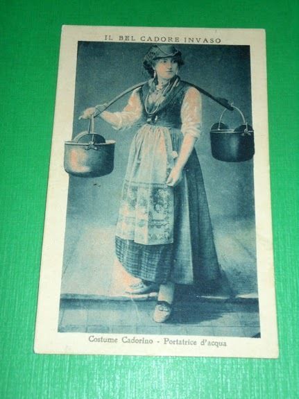 Cartolina Costume Cadorino - Portatrice d'acqua - Belluno 1930 ca.