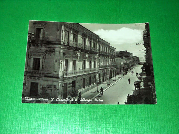 Cartolina Vittoria - Via R. Cancellieri e Albergo Italia 1951