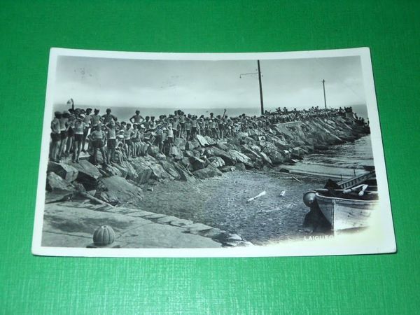 Cartolina Laigueglia - Foto di gruppo sulla scogliera 1956