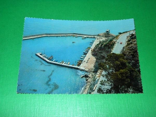 Cartolina Alassio - Il Porticciolo e la Cappelletta visti da …