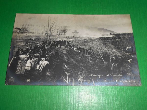 Cartolina Eruzione del Vesuvio - Gli abitanti abbandonano Boscotrecase 1906