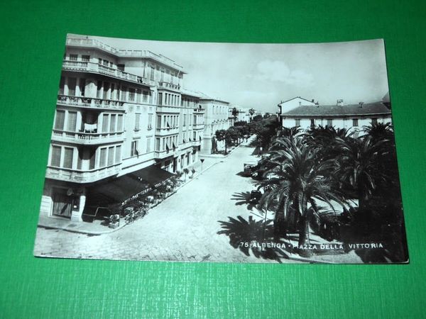 Cartolina Albenga - Piazza della Vittoria 1953