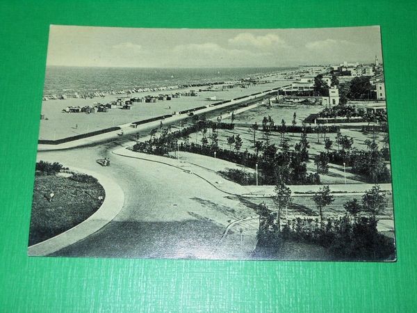 Cartolina Rimini - Panorama della spiaggia -- 1952