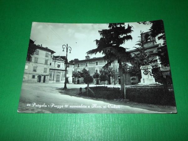 Cartolina Pergola - Piazza IV Novembre e Monumento ai Caduti …