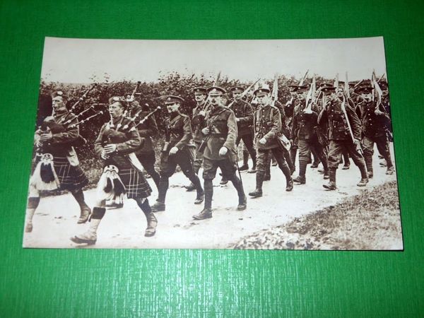 Cartolina Militaria - Reggimento Scozzese in marcia coi suonatori di …
