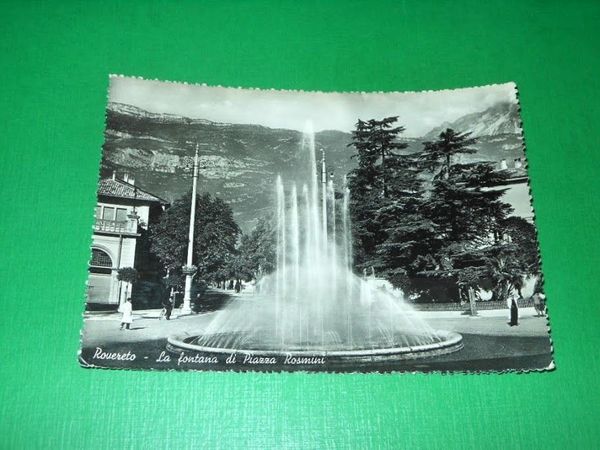 Cartolina Rovereto - La fontana di Piazza Rosmini 1951.