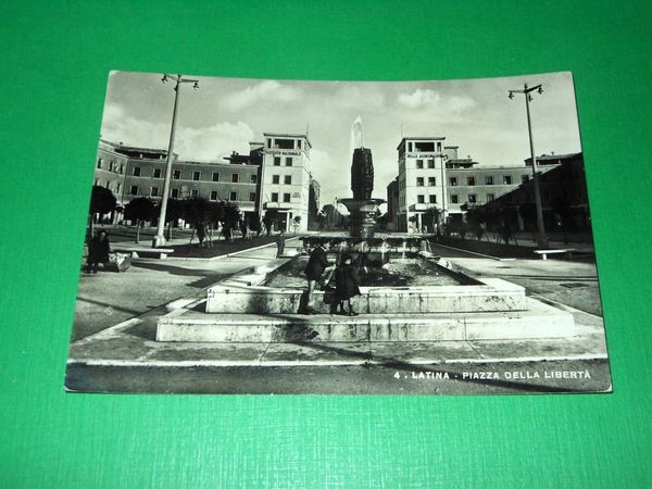 Cartolina Latina - Piazza della Libertà 1949.