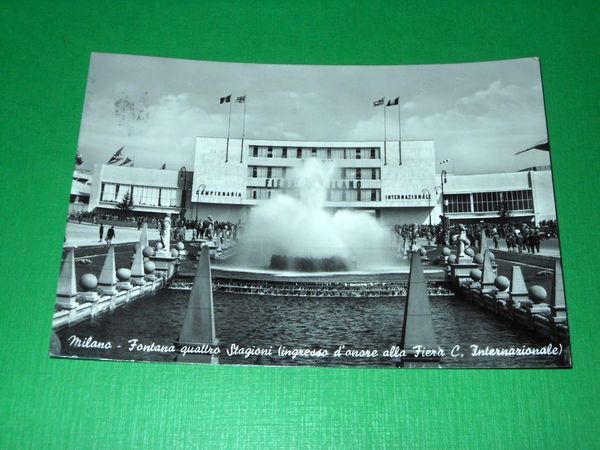 Cartolina Milano - Fontana Quattro Stagioni ( ingresso Fiera Internazionale …