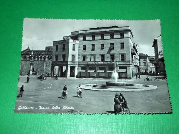 Cartolina Gallarate - Piazza della Libertà 1960
