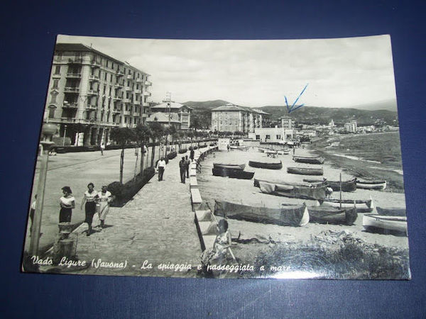 Cartolina Vado Ligure - La spiaggia e passeggiata a mare …