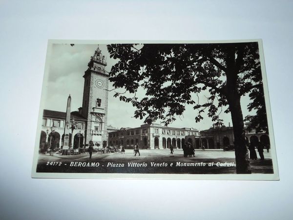 Cartolina Bergamo - Piazza Vittorio Veneto e Monumento ai Caduti …