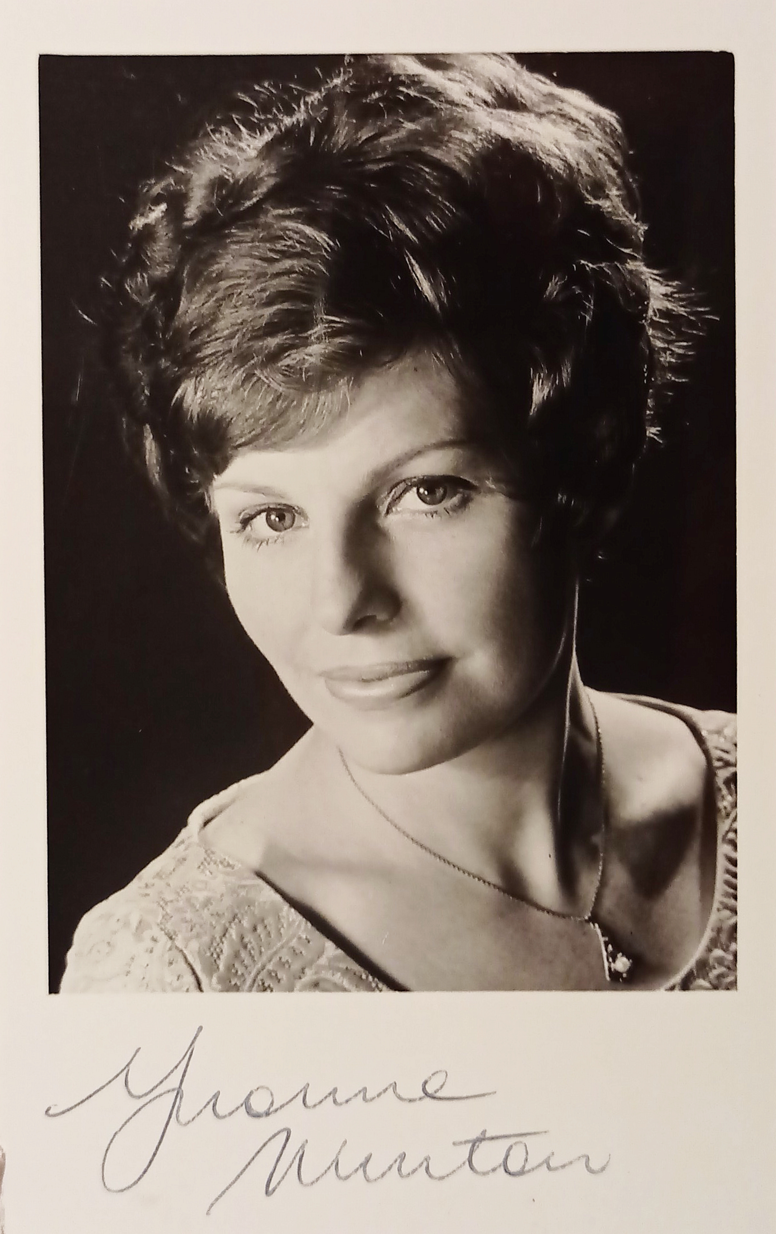 Autografo su Fotografia - Yvonne Minton - Mezzosoprano australiano - …