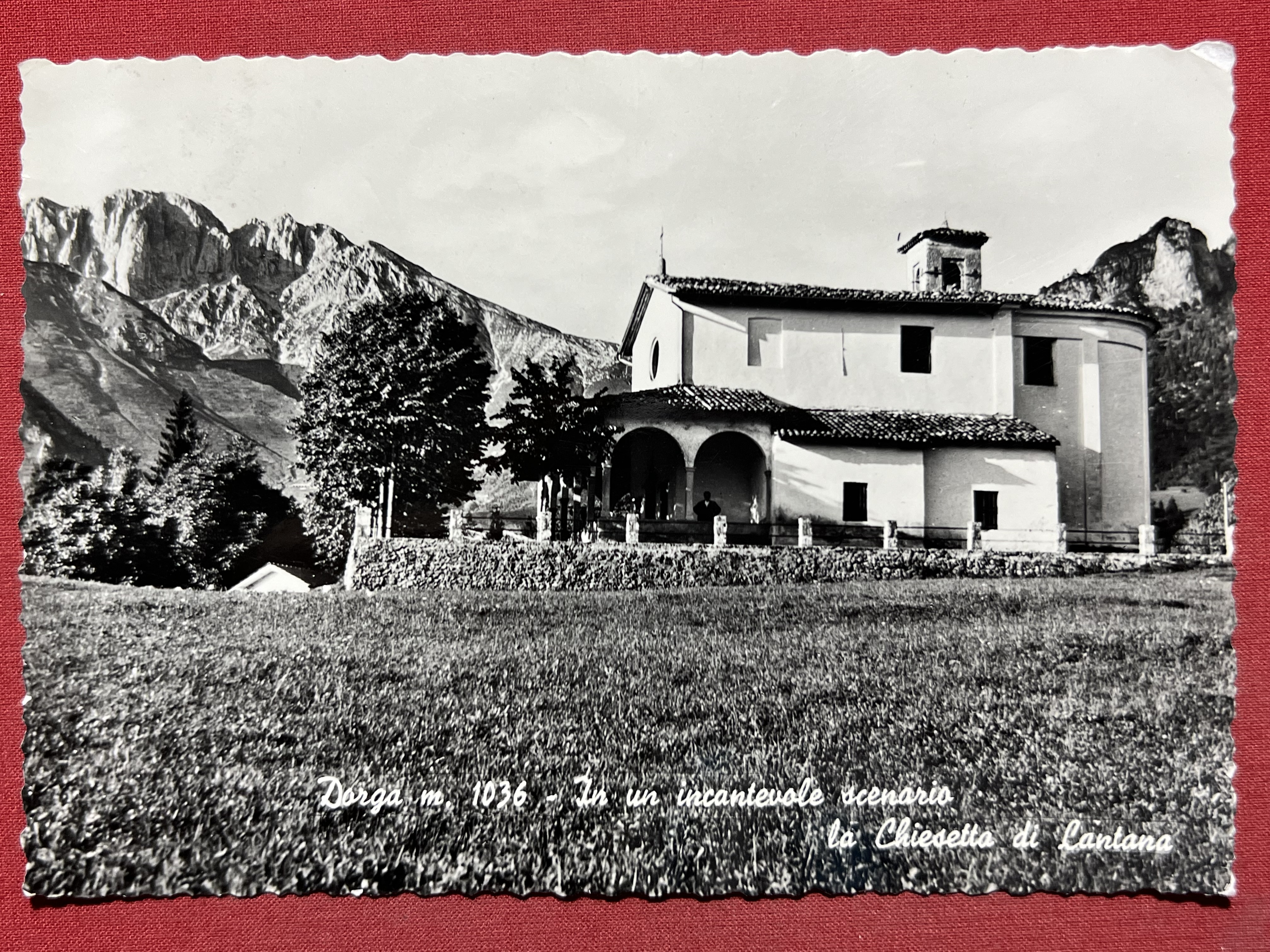 Cartolina - Dorga - In un incantevole scenario la Chiesetta …
