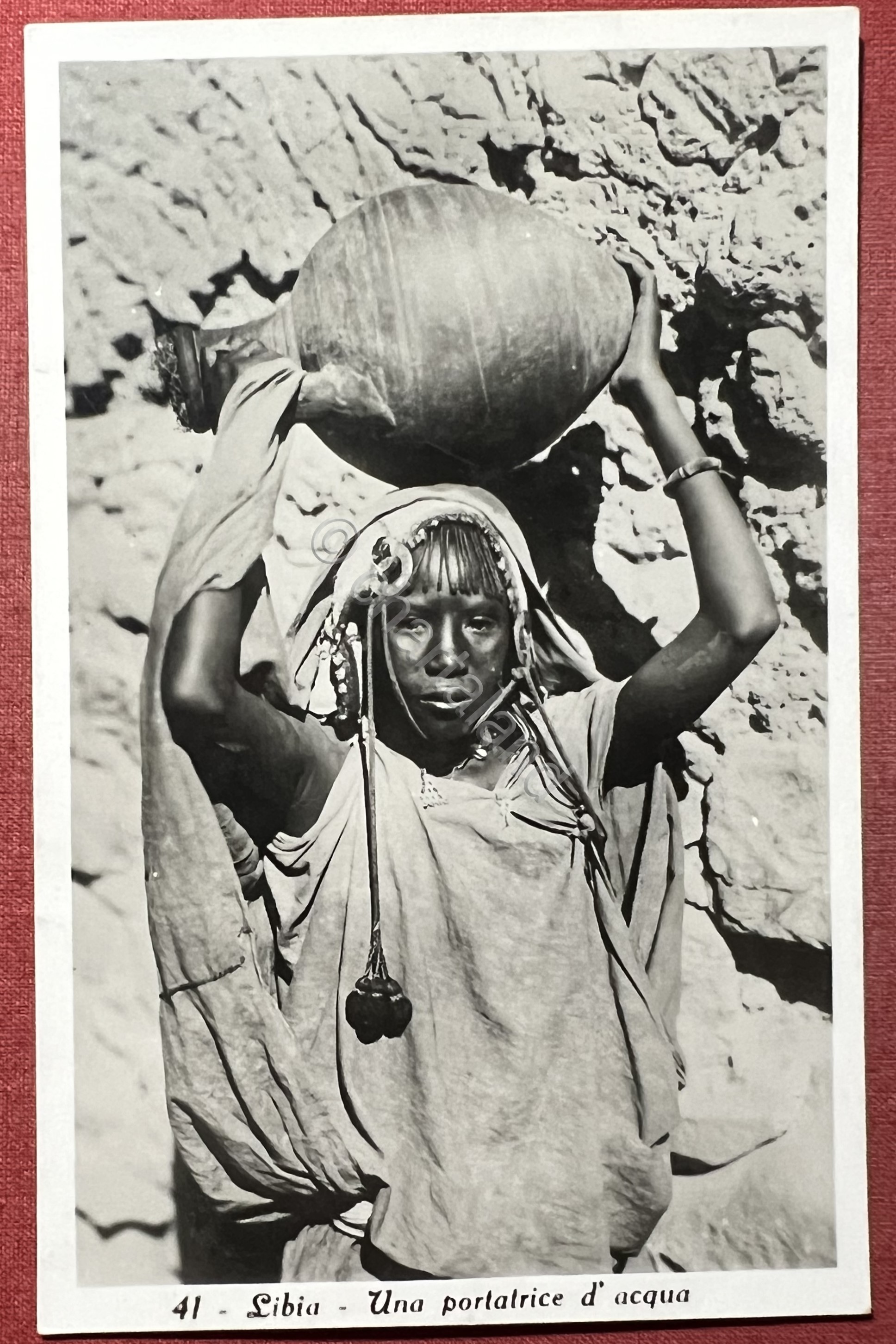 Cartolina - Libia - Una portatrice d'acqua - 1930 ca.