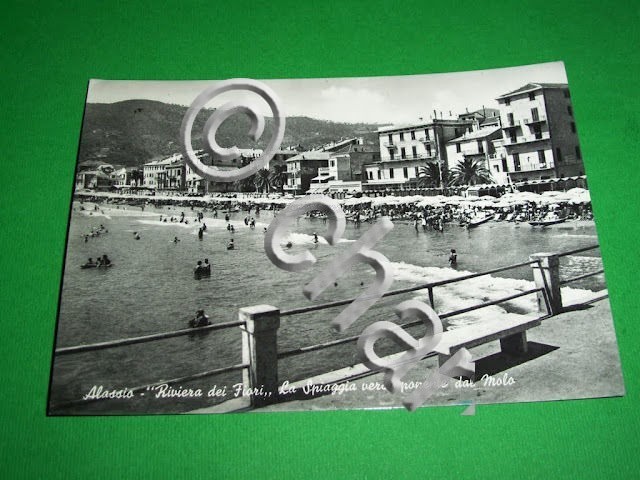 Cartolina Alassio - La spiaggia verso ponente vista dal molo …