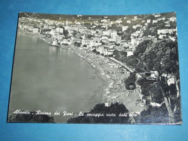 Cartolina Alassio - La spiaggia vista dall' alto 1957