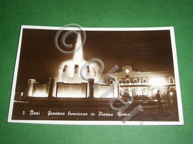 Cartolina Bari - Fontana luminosa in Piazza Roma 1941.
