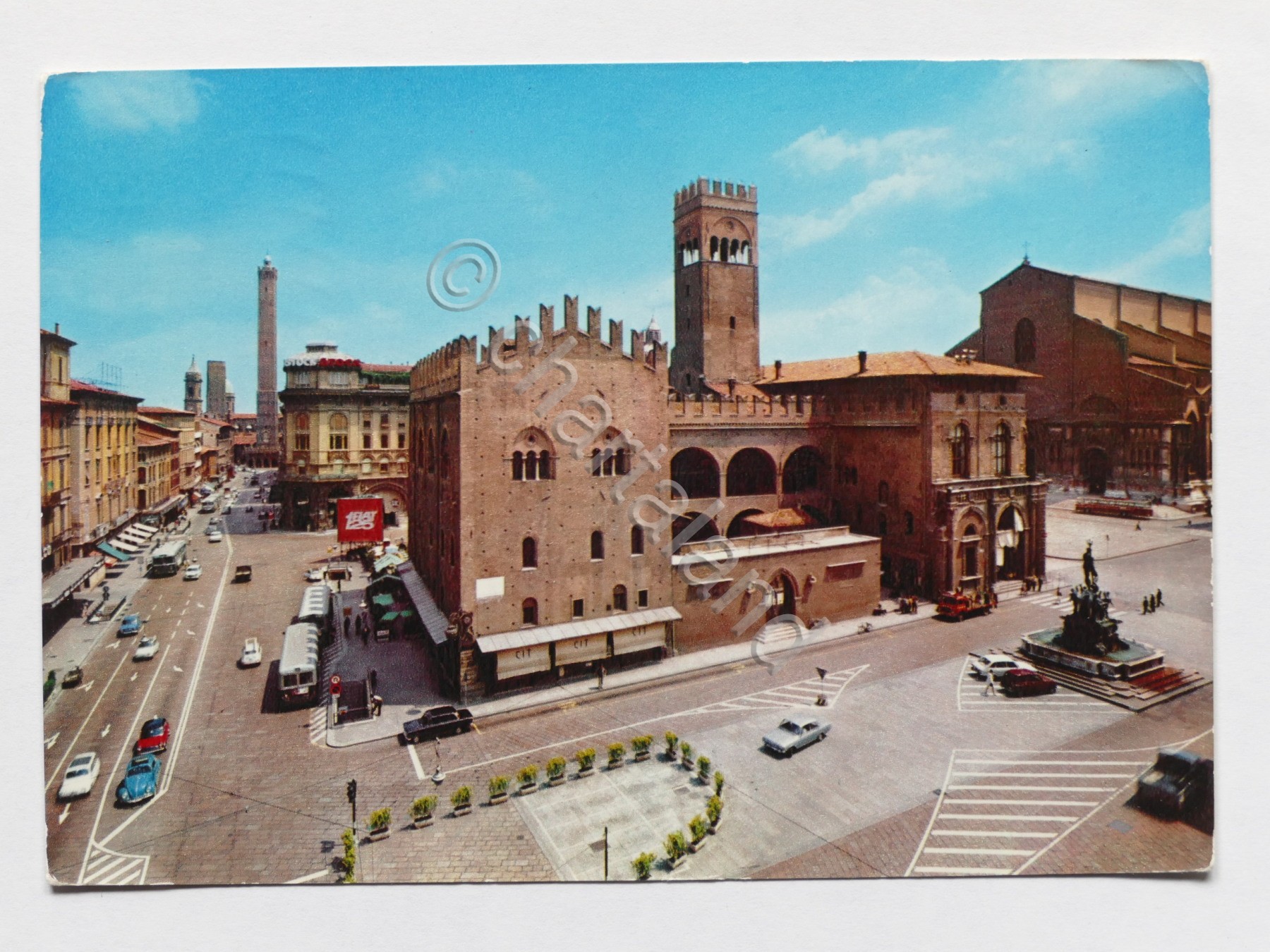 Cartolina Bologna - Piazza Nettuno e via Rizzoli - 1970