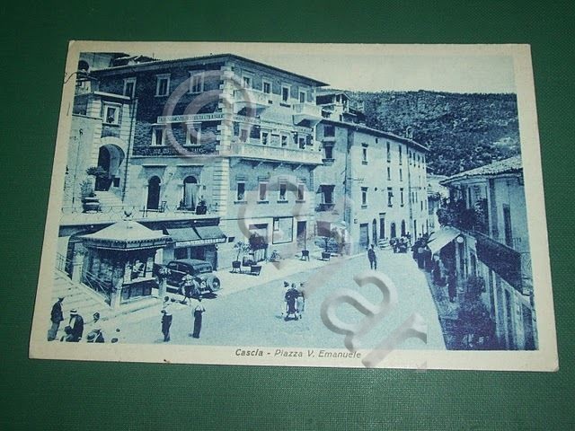 Cartolina Cascia - Piazza V. Emanuele 1947.