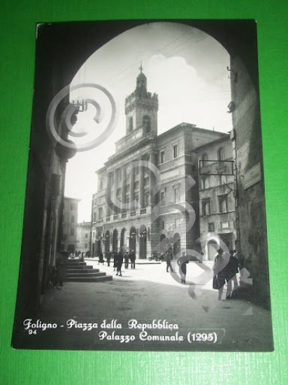 Cartolina Foligno - Piazza della Repubblica - Palazzo Comunale 1959.