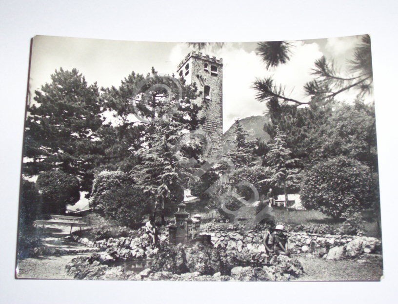 Cartolina Gemona del Friuli Giardino col Castello 1950.