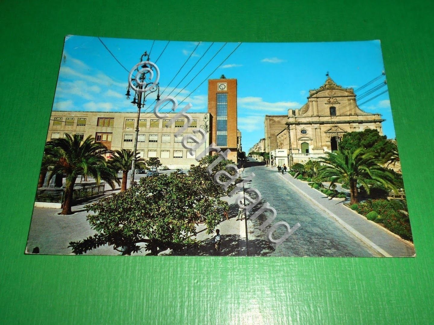 Cartolina Ispica - Piazza Regina Margherita e Chiesa Madre 1970.