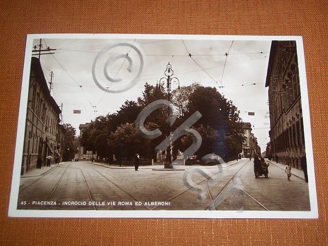 Cartolina Piacenza - Incrocio delle vie Roma ed Alberoni 1938