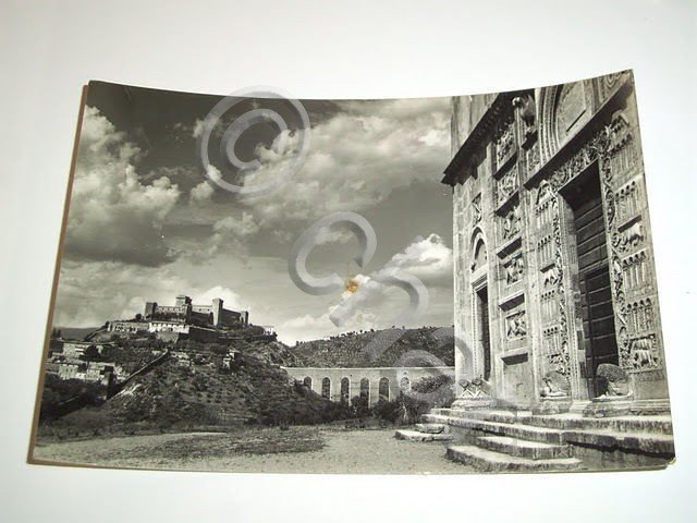 Cartolina Spoleto - Facciata di S. Pietro con veduta della …