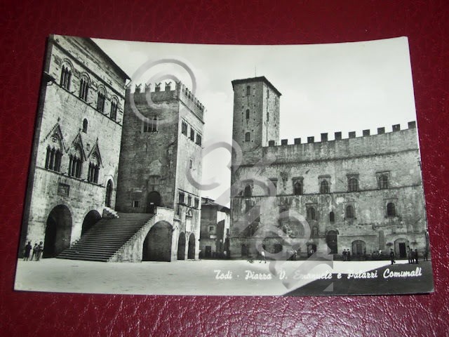 Cartolina Todi - Piazza V. Emanuele e Palazzi Comunali 1962.