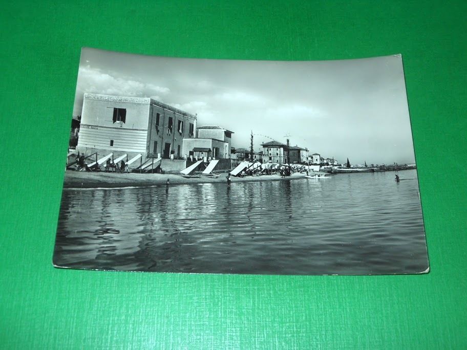 Cartolina Viserba - Veduta parziale della spiaggia 1953.