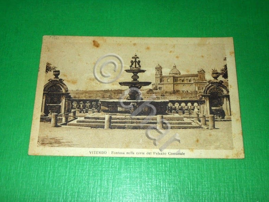 Cartolina Viterbo - Fontana nella corte del Palazzo Comunale 1927.