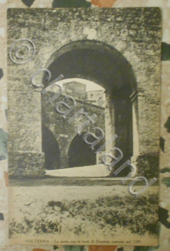 Cartolina Volterra - La porta con le fonti di Docciola …