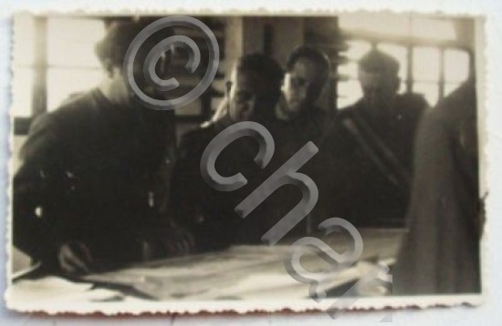 Foto Camice nere studiano strategia WWII