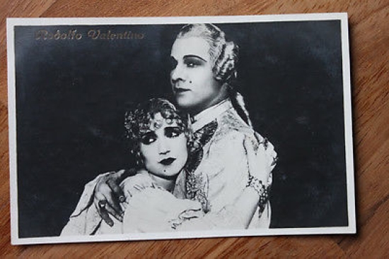 Foto cartolina cinema attore Rodolfo Valentino sul set anni '20