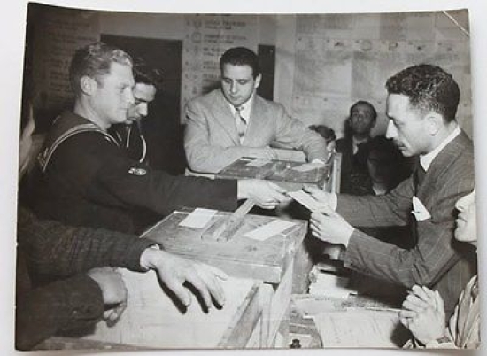 Foto Publifoto - Napoli Elezioni 1948 votazione di un marinaio