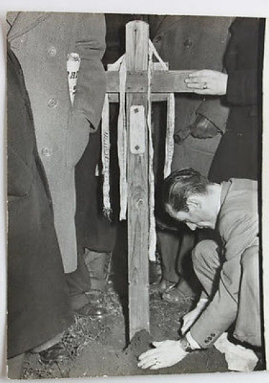 Foto Publifoto Milano Partigiano pianta croce per Angelo Squassi Stazione …