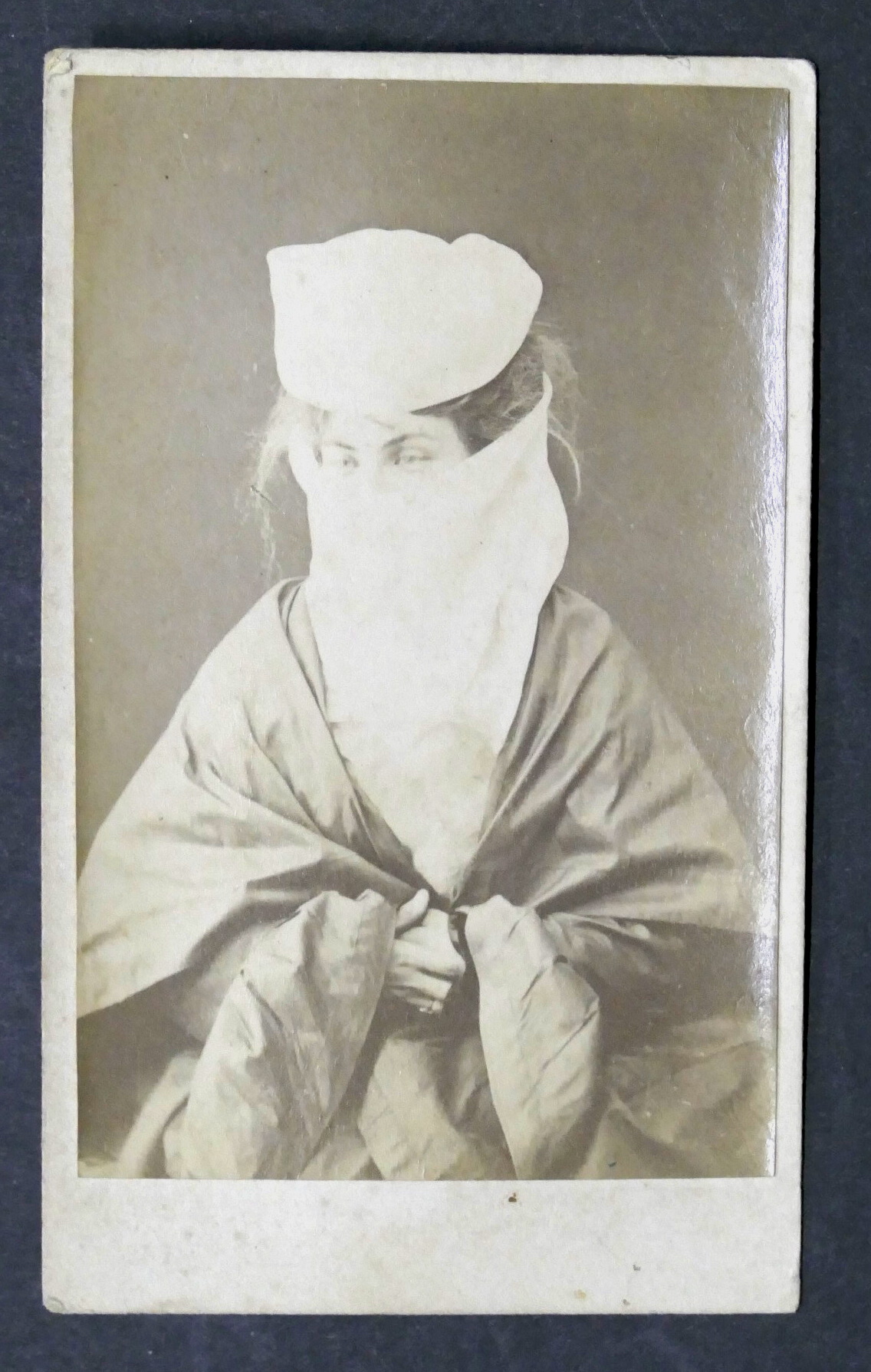 Fotografia albumina - Donna dell'alta borghesia di Costantinopoli - fine …