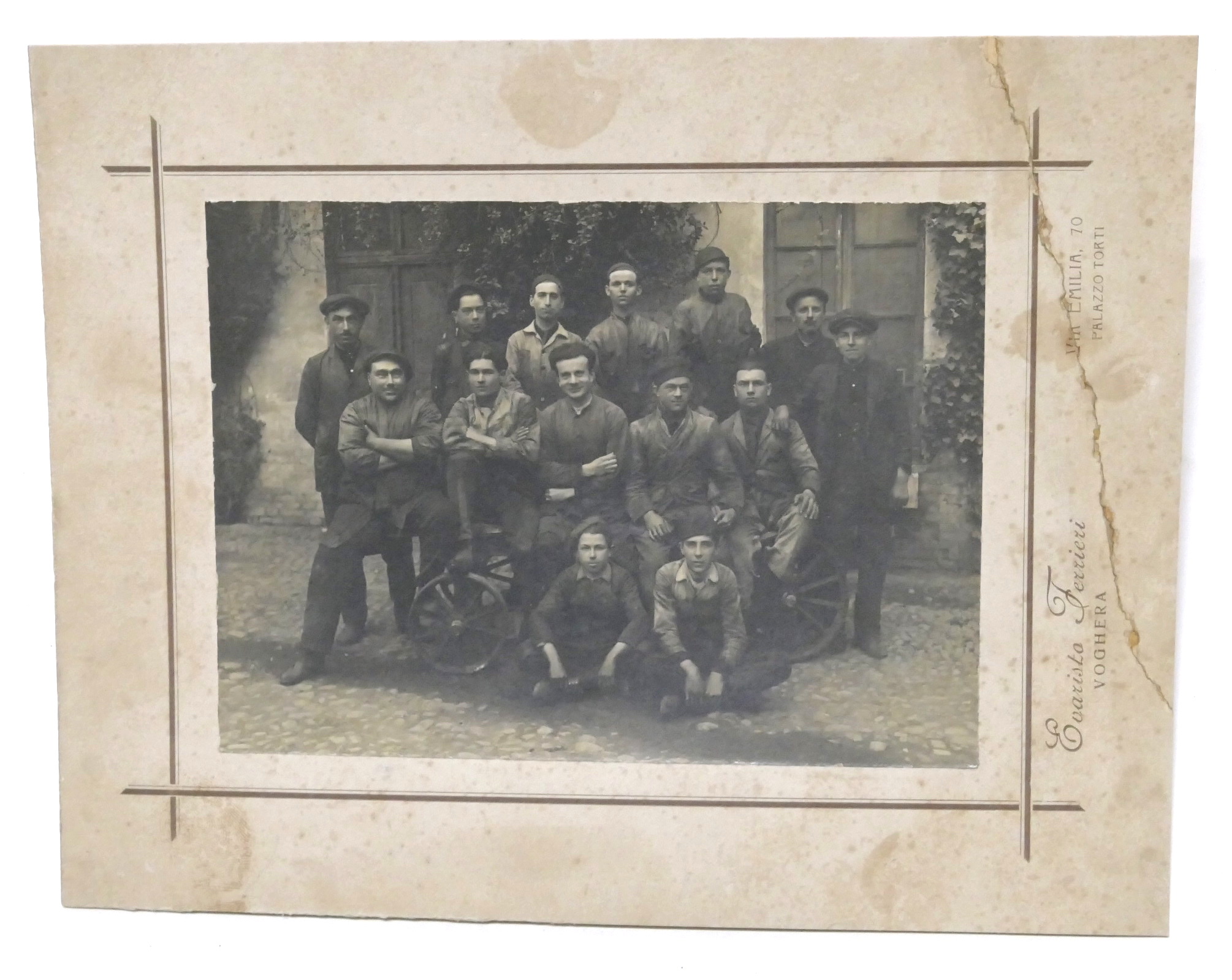 Fotografia d'epoca - Operai in pausa - Voghera - 1900 …