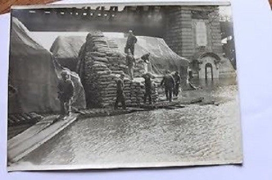 Fotografia d'epoca Alluvione del 1910 a Parigi - deposito farina …