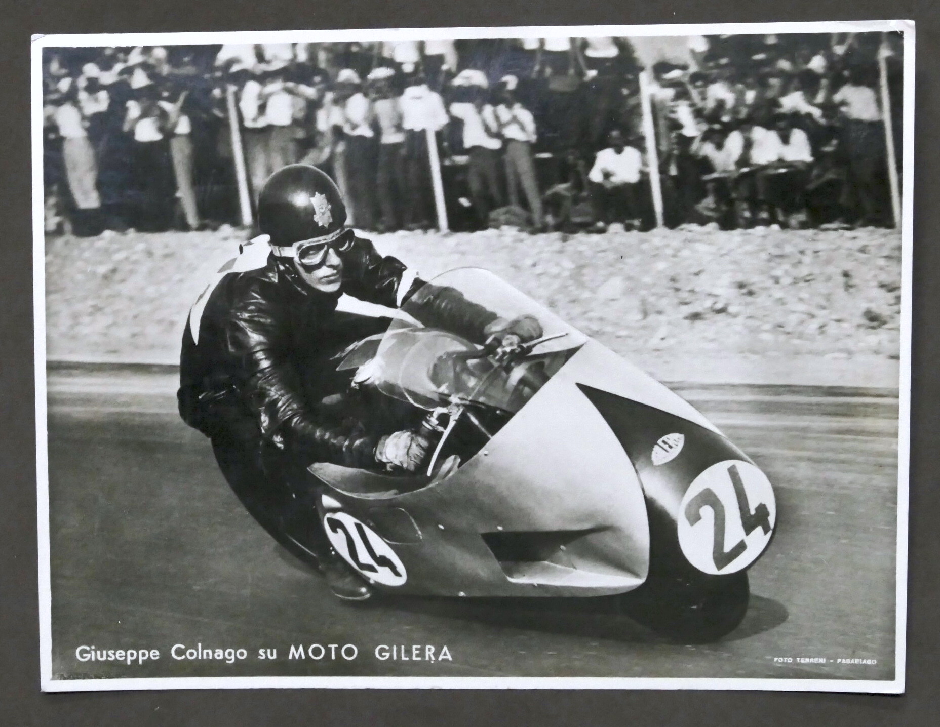 Fotografia del pilota motociclistico Giuseppe Colnago su moto Gilera - …
