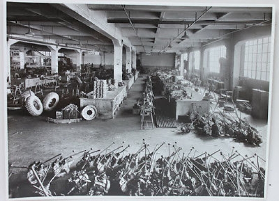 Fotografia epoca Officine Caproni Milano 1936 Dodge D15 assemblaggio autocarri