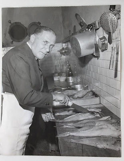 Fotografia Giuseppe Meazza ex calciatore in cucina databile negli anni …